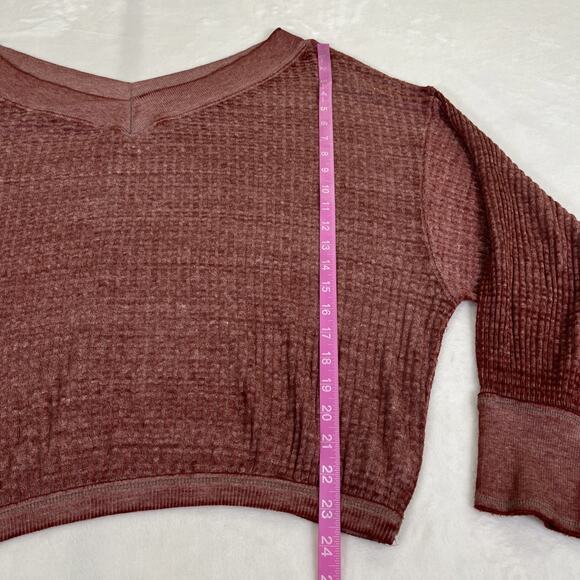 We The Free Shirt Sz Medium Oversized Waffle Knit Maroon V-Neck Long Sleeve FS - Picture 2 of 8